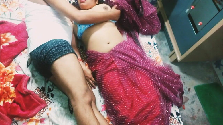 Manjushukla: Belle bhabhi indienne en sari rouge.