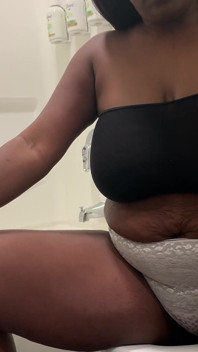 Sexy černá prsatá milf sólo škádlení potěšení