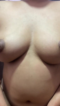 Me corro duro en el coño de una chica flaca y hermosa
