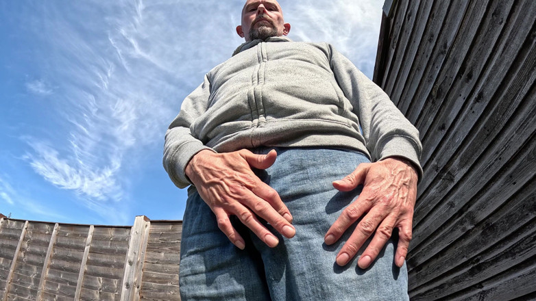 Rockardglans: Masturbando e gozando fora da casa do amigo vestindo jeans -...