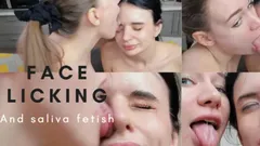 热辣的女同性恋吮吸舔脸和吐口水