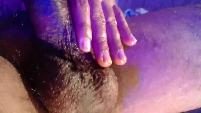 Tommhot: Lelaki berbulu panas melancap dan merintih