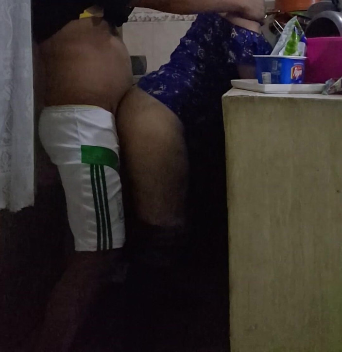 Eatrella j: Горничная доставляет задницу на кухне