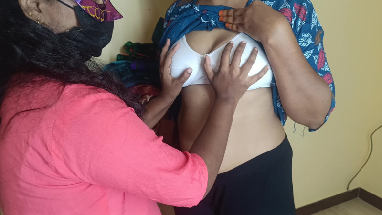 Laxi ammu: Vysokoškolačka lesbička se svou nevlastní sestrou