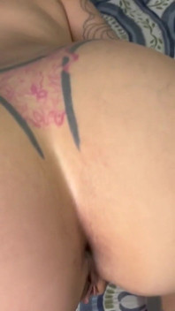 Sexy zrzka tvrdě šuká do zadku, dokud nedostane sperma do zadku