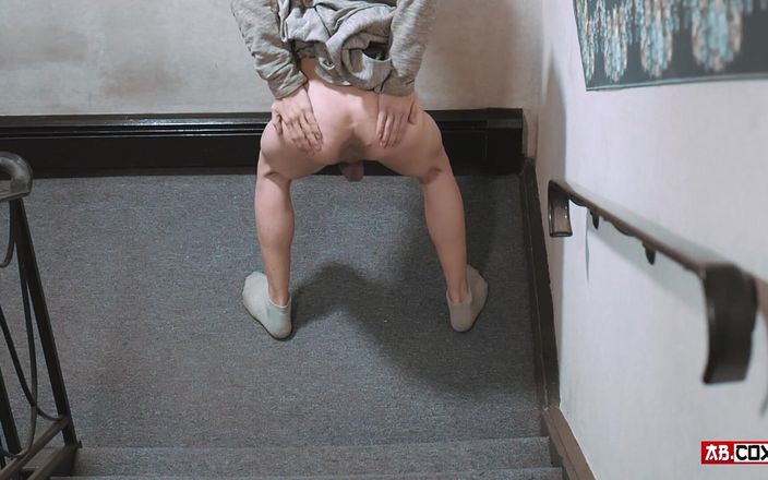 TattedBootyAb: 在酒店楼梯外冒险啪 - 被抓到!!!Femboy丝袜