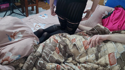 Viktoria_sekret: Vrouw praat met echtgenoot en neemt de pik van haar...