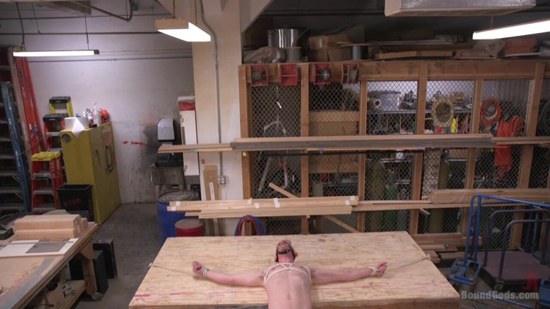 KINK men: दोषी श्रृंखला - "जेल में, तुम मेरी कुतिया हो!"