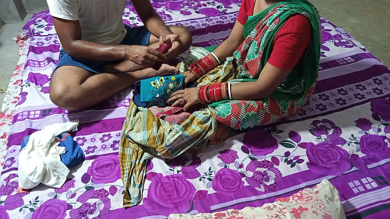 FireeCouple: Mañana me kapde bechne wali garib ladki ko pese dekar...