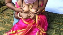 Desihotcouple: Desi sexy manželka Domácí v růžové barvě Saree Lízání kundičky...
