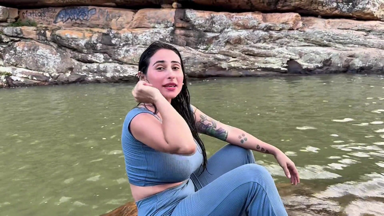 Jenifer Play: Sex pe râu cu cel mai bun prieten al iubitului...