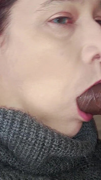 人妻在寒冷的早晨醒来后吮吸鸡巴