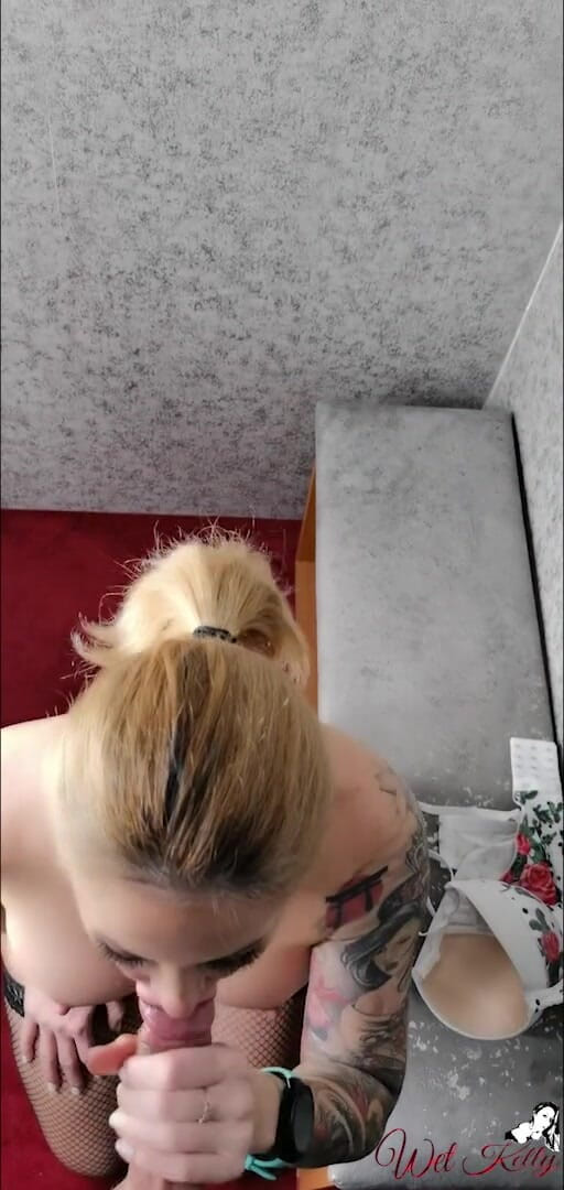 Wet Kelly: Chupando um pau no gloryhole