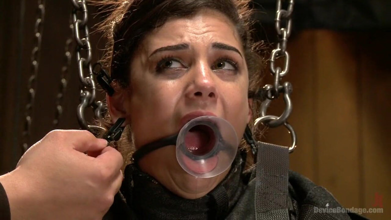 Device Bondage by Kink: Bonnie Rotten se somete y eyacula a Master Orlando