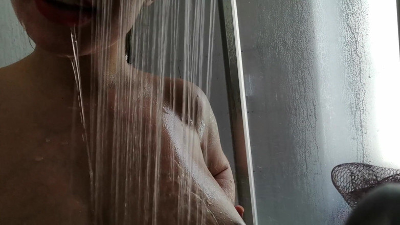MelissaxKiki: Spelen met mijn grote borsten onder de douche