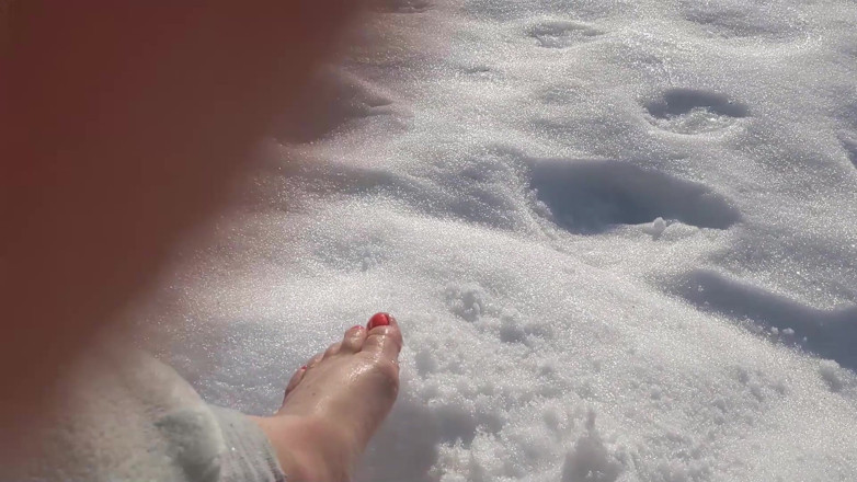 FoxyAndZaz: Ich laufe barfuß im Schnee, der Schnee knirscht unter meinen...