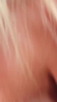 Une belle blonde aux gros seins naturels baise son nouveau voisin