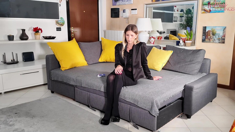 MissLeggings: Mama vitregă văduvă fără experiență acceptă ajutorul fiului vitreg