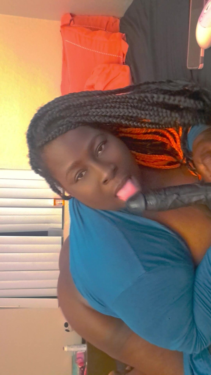 AngelMoca: Hãy để tôi đút sâu vào cổ họng con cu đó