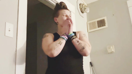 Thekookiejar: Tomboy Teen poprvé šuká svého černého souseda a kouří velké černé péro