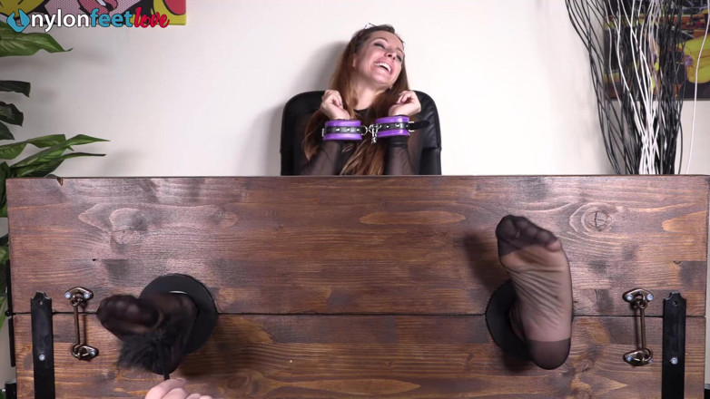 Best Nylon Feet Videos: इलेक्ट्रा के पिलरी में पैर गुदगुदी