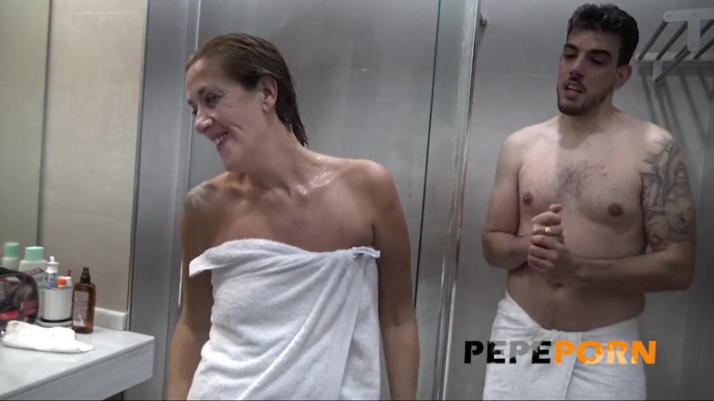 PepePorn: Fête du squirt avec Veronika excitée et sa première fois...