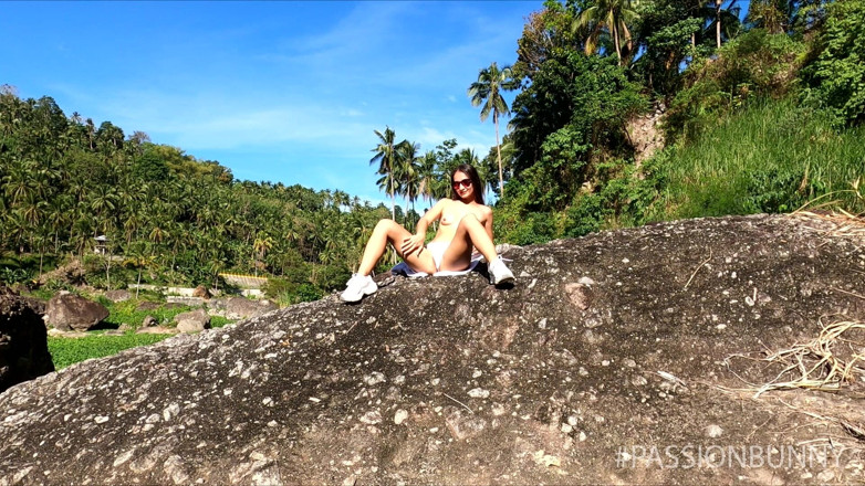 PassionBunny: Sonnige masturbation in tropical