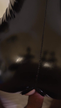 Meine lieblingsposition ist doggystyle, und das hören von schlägen mit dem sound von Latex macht mich noch mehr an