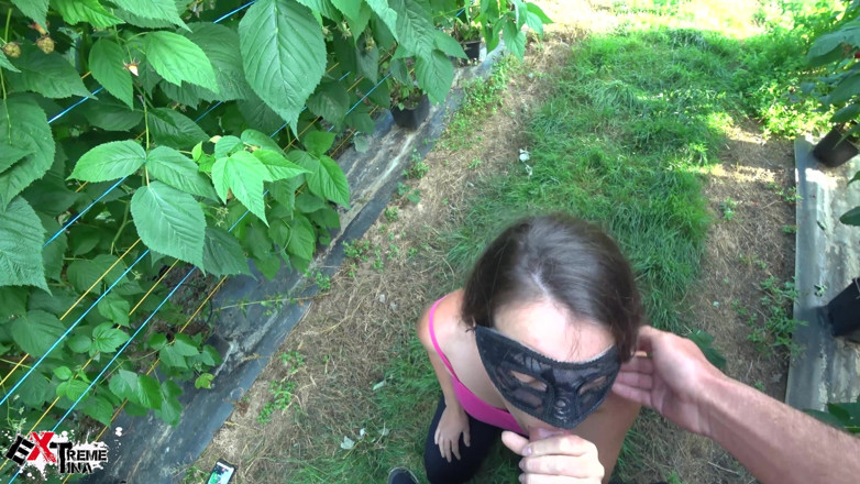 Extreme Tina: Blowjob auf der Erdbeerfarm mit sperma im mund