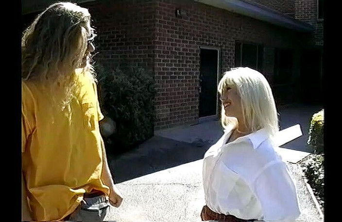 Outdoor pervs: College bro plockar upp tonårs slampa för quickie i sovsal