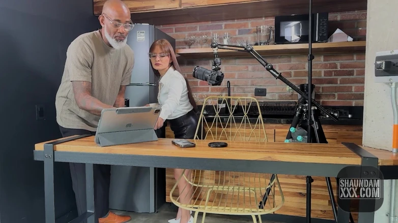 Shaundam: За кулисами секретарша соблазняет босса