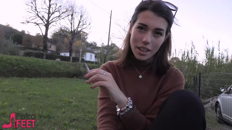 Smokin Fetish: Beauty teen in outdoor smoking
