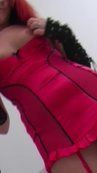 Seksi genç kız Lee Logan büyük beyaz yarağı sırılsıklam amına sokmayı seven itaatkar bir sürtük