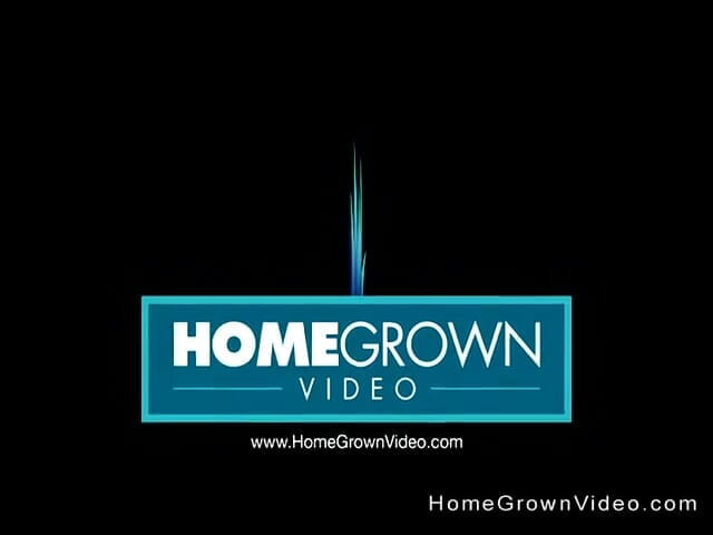 Homegrown GFs: Le lesbiche provano nuovi giocattoli sessuali