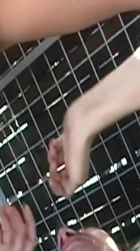 Doyumsuz sarışın orta yaşlı seksi kadın açık havada kamera adamını boşaltıyor