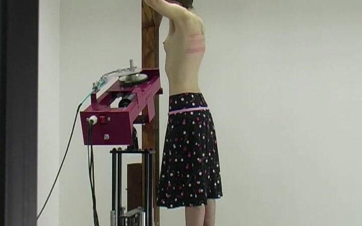 The Spanking Machine: Pandora1 machine à fesser - fouet dans le dos sans capote