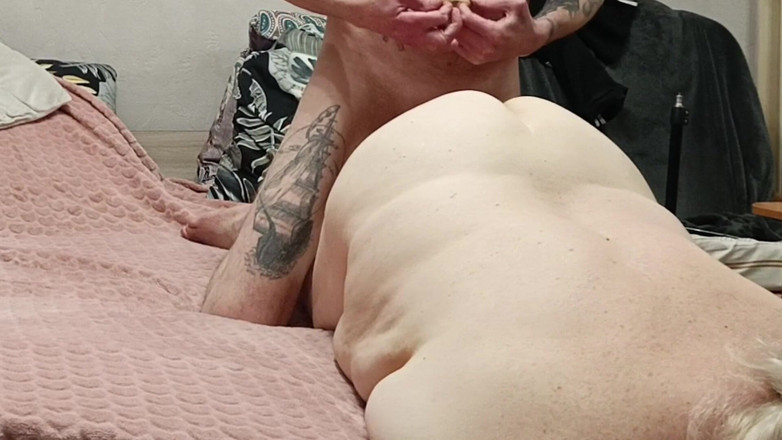 Zona901: Trong khi vợ tôi đi làm, tôi đụ mẹ kế của tôi...