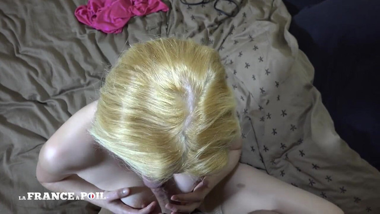 Girls Bang: Prachtige 23-jarige rondborstige blondine hard geneukt en gespoten in pov