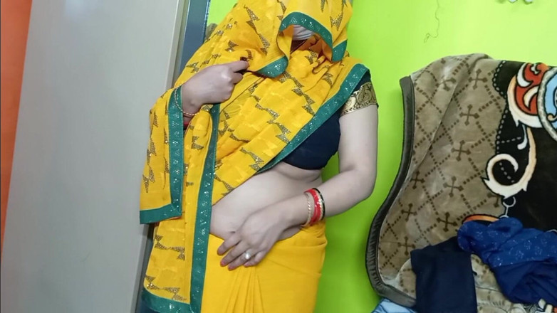 Manjushukla: Bonita indiana vestindo sari amarelo