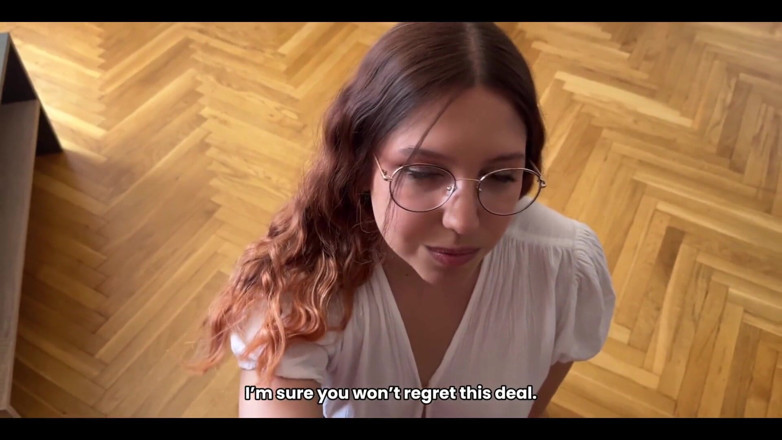 Mila Daisy: La seducente agente immobiliare in collant scopa il suo cliente...