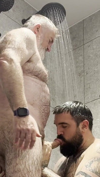 Un beau-père se fait baiser sans capote sous la douche