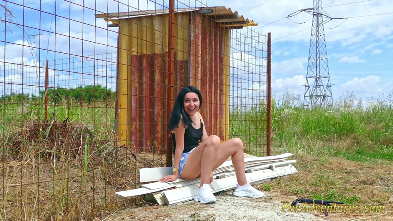 Pee Adventures: Seksowna brunetka szybko siusiu obok domu w budowie