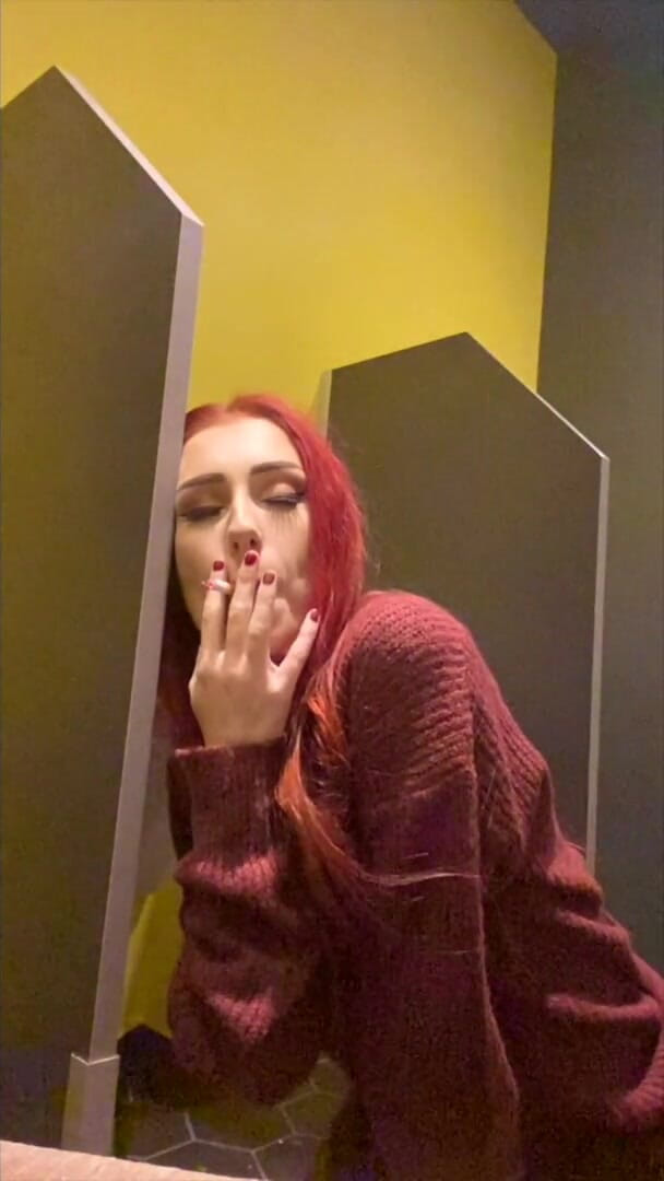 Gigi Rouge: Kouření v pisoáru