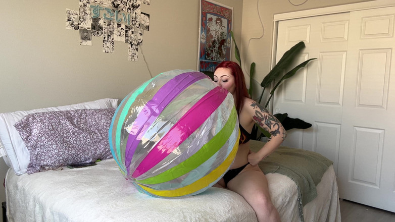 Lenna Lux: Spompinando la mia palla gonfiabile video completo