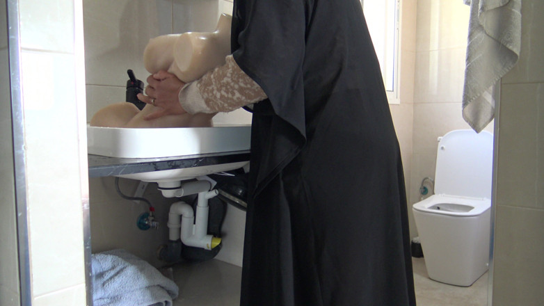 Souzan Halabi: Lesbica araba milf in hijabi lava la figa stretta della...