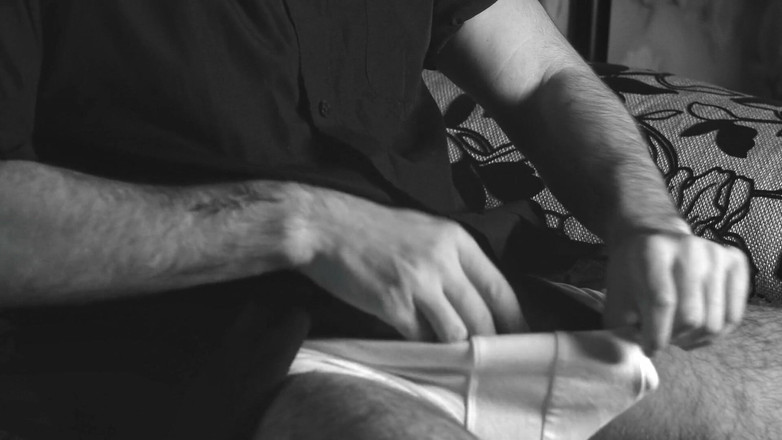 NoelDero: Chlapec honí zblízka s kondomem a hlasitě se do něj...