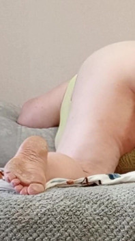 Sąsiad masturbuje się zabawkami do orgazmu