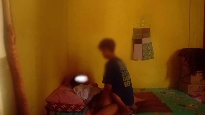 Famly sex: Nastoletnia dziewczyna w college'u w Entot w jej domu, kiedy...