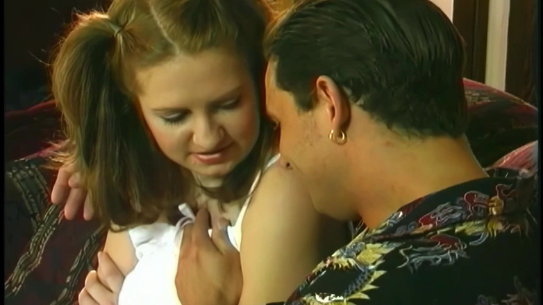 Perv Milfs n Teens: ジュリアはチンポを吸い込み、彼氏のために丸出しのパイパンマンコを広げる