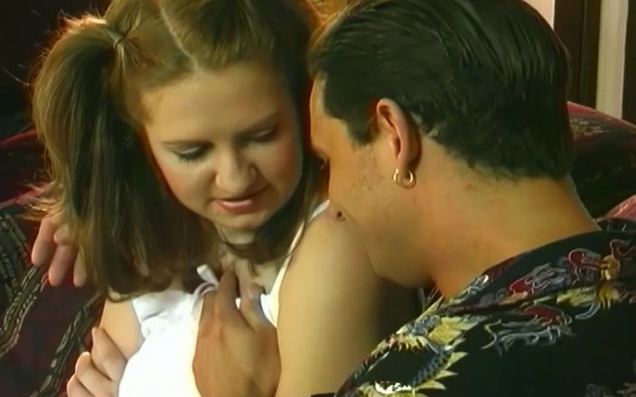 Perv Milfs n Teens: Julia вдыхает член и раздвигает свою голую бритую киску для своего бойфренда